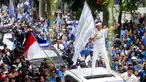 Gubernur Jawa Barat, Dedi Mulyadi, ikut merayakan Persib Bandung juara BRI Liga 1 dari Balai Kota menuju Gedung Sate, Bandung, Jawa Barat, Minggu, (25/5/2025). Pemain dan ribuan bobotoh tumpah ruah merayakan keberhasilan Maung Bandung juara Liga 1. (Bola.com/M Iqbal Ichsan)