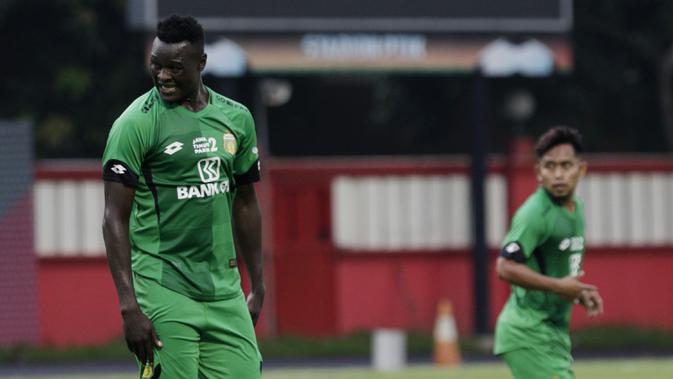 Striker Bhayangkara FC, Ezechiel N'Douassel, tampak kecewa usai gagal membobol gawang PSM Makassar pada laga uji coba di Stadion PTIK, Jakarta, Rabu, (5/2/2020). Bhayangkara FC takluk 0-1 dari PSM Makassar. (Bola.com/M Iqbal Ichsan)