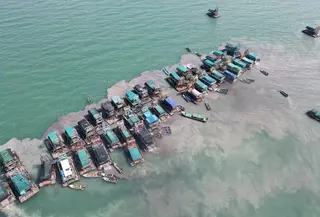 Bakamla Babel mengecek aktivitas Ponton Isap Produksi (PIP) pasir timah di kawasan IUP PT Timah Tempilang DU-1545, Bangka Belitung. (Dok Humas Bakamla)