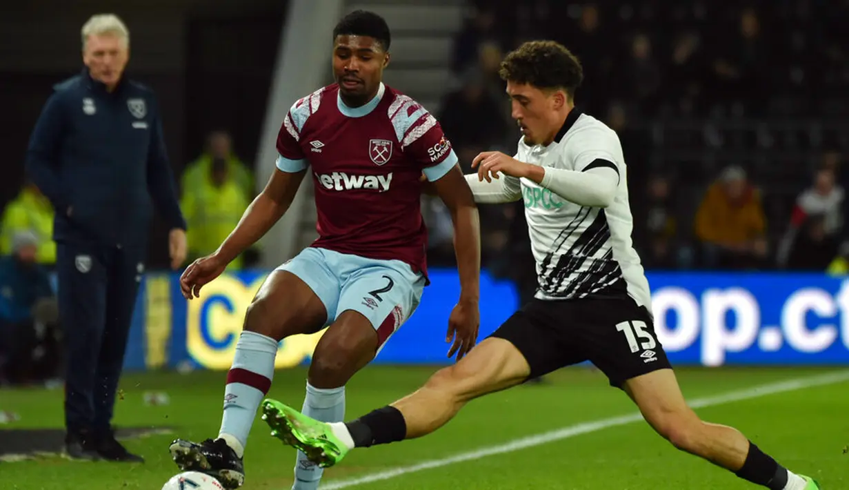 Pemain West Ham United Ben Johnson (tengah) berebut bola dengan pemain Derby County Haydon Roberts pada pertandingan sepak bola putaran keempat Piala FA di Stadion Pride Park, Derby, Inggris, 30 Januari 2023. West Ham United mengalahkan Derby County dengan skor 2-0. (AP Photo/Rui Vieira)
