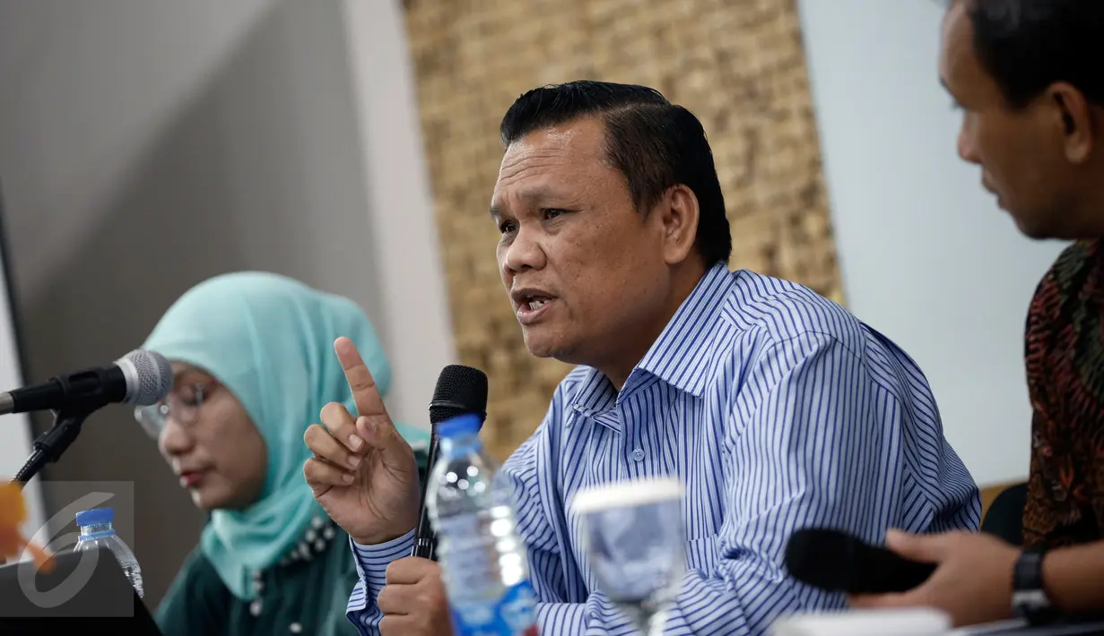 Dr. Emrus Corner memberikan paparan saat diskusi hasil survei Emrus Corner di Jakarta, Minggu (13/3/2016). Dari 400 responden yang diteliti, sebanyak 46,25 persen responden perempuan akan memilih Ahok. (Liputan6.com/Faizal Fanani)