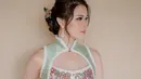 Di acara sangjit, Chen Giovani terlihat menawan dalam balutan cheongsam bernuansa hijau satin [@chengiovanis]