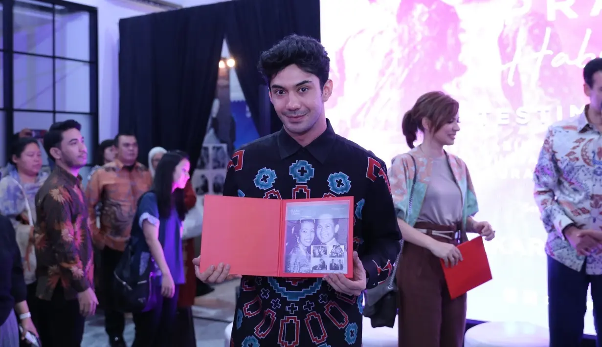Reza Rahadian hadir saat peluncuran perangko Habibie Ainun di CoHive Filateli, Jakarta Pusat, Jumat (20/12/2019) malam. (Daniel Kampua/Fimela.com)