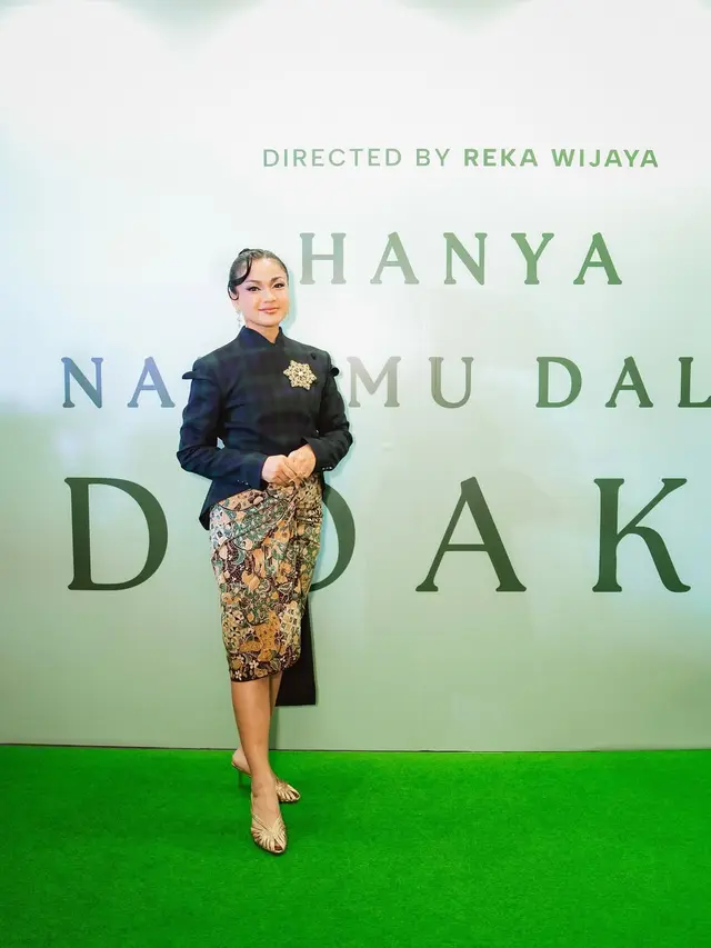 Elegan dan Penuh Karisma, Nirina Zubir Tampil Memukau dalam Beskap Kotak-Kotak di Gala Premiere Film Terbarunya
