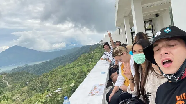 Pertama Kali Unggah Foto Bareng, Ini Potret Kebersamaan Stefan William dan Ria Andrews