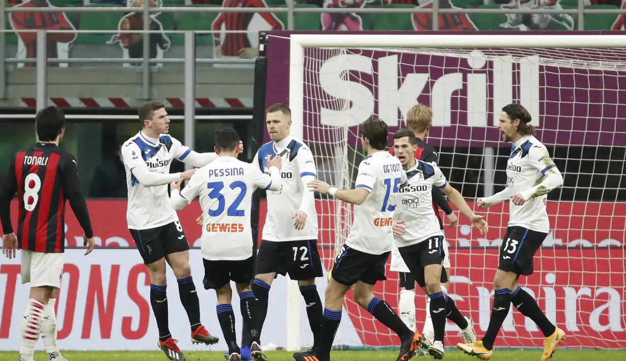 Striker  Atalanta, Josip Ilicic (tengah) berselebrasi usai mencetak gol lewa titik penalti ke gawang AC Milan pada Liga Serie A Italia di Stadion San Siro, Minggu (24/1/2021). Meski kalah, hasil Liga Italia ini tetap membuat AC Milan berada di puncak klasemen. (AP Photo/Antonio Calanni)