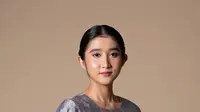 14 Inspirasi Blouse Batik Warna Abu Wanita Terbaru, Cocok untuk OOTD Kasual maupun Formal