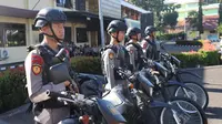 Ratusan petugas gabungan Brimob Polda Jabar dikerahkan dalam pengamanan Pemilihan Kepala Desa (Pilkades) serentak Garut 2023 yang berlansgung hari ini, Senin (15/4/2023). (Liputan6.com/Jayadi Supriadin)