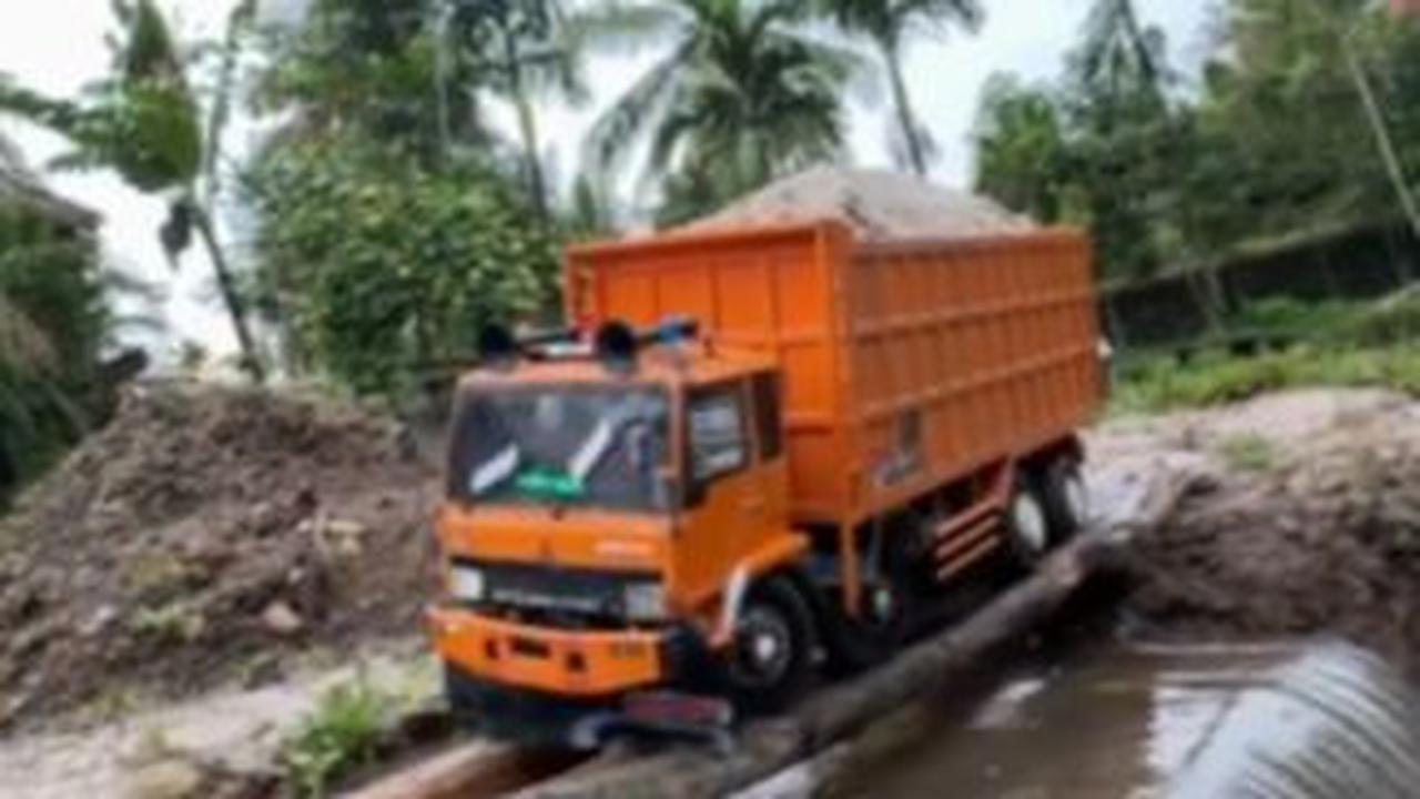 VIDEO: Penampakan Ultraman Tak Berseragam, Selamatkan Truk Pasir Masuk Jurang Pakai Satu Tangan