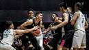 Pemain Bali United Basketball, Lutfi Alfian Eka Koswara (dua kiri) berebut bola dengan pemain Satya Wacana Salatiga saat laga lanjutan Seri 1 IBL 2022 di Hall Basket GBK, Senayan, Kamis (20/01/2022). (Bola.com/Bagaskara Lazuardi)