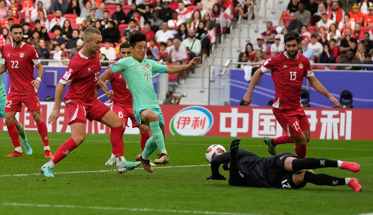 Di sisi lain, Lebanon meraih poin pertamanya di Turnamen. The Cedars pada pertandingan pembuka Piala Asia 2023 tumbang 0-3 dari Qatar sebagai tim tuan rumah. (AP Photo/Thanassis Stavrakis)
