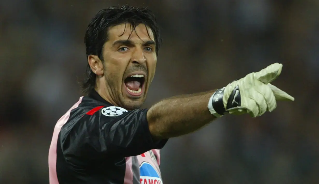 Gianluigi Buffon - Buffon seperti sudah ditakdirkan menjadi pemain hebat. Dia menjalani laga debut di Serie A bersama Parma pada November 1995. Saat itu, Buffon mampu menjaga gawangnya tak kebobolan, serta meredam serangan AC Milan. (AFP/ Paolo Cocco)