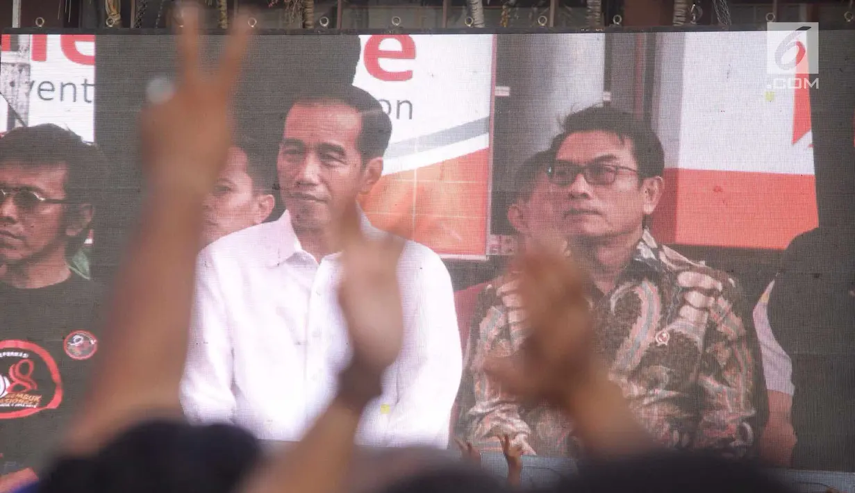 Presiden Joko Widodo (Jokowi) didampingi Kepala Kantor Staf Kepresidenan, Moeldoko pada penutupan rembuk nasional aktivis '98 di Kemayoran, Jakarta, Sabtu (7/7). Rembuk nasional aktivis '98 itu diikuti puluhan ribu peserta. (Liputan6.com/Faizal Fanani)