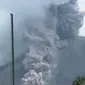 Awan panas erupsi Gunung Sinabung meluncur ke arah kaki gunung sejauh 2 km.