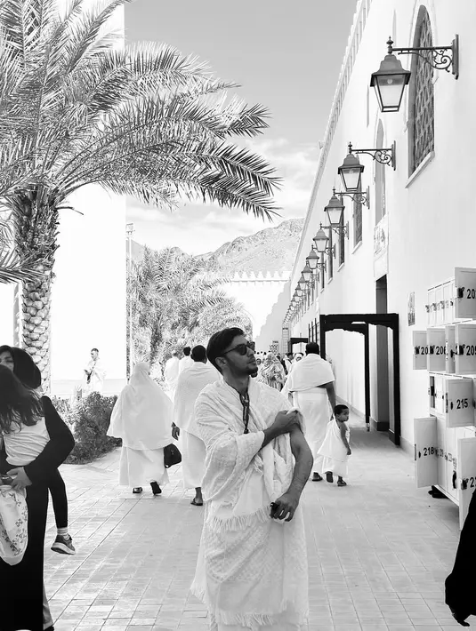 <p>Refal Hady diketahui sedang menjalankan ibadah di tanah suci. Walah dalam foto hitam putih, pesona ganteng nan santun Refal Hady tak pudar. Foto: Instagram.</p>