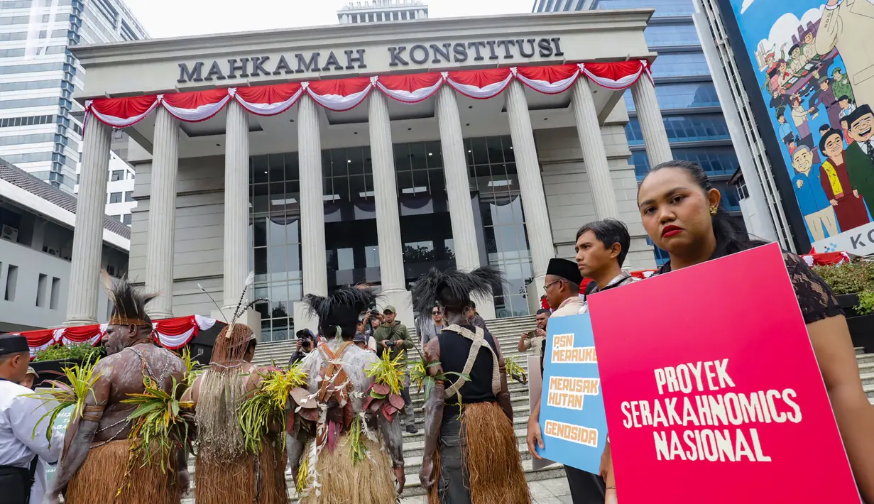 Delapan organisasi masyarakat sipil, serta 13 korban terdampak langsung Proyek Strategis Nasional (PSN) mengajukan permohonan Judicial Review (JR) pengaturan kemudahan dan percepatan PSN dalam Undang Undang Cipta Kerja ke Mahkamah Konstitusi. (merdeka.com/Arie Basuki)