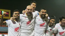 Selebrasi para pemain PSM Makassar setelah Wiljan Pluim (kedua kiri) mencetak gol pertama ke gawang Madura United pada laga pekan ke-32 BRI Liga 1 2022/2023 di Stadion Gelora Madura Ratu Pamelingan, Pamekasan, Jawa Timur, Jumat (31/3/2023) malam WIB. (Bola.com/Wahyu Pratama)