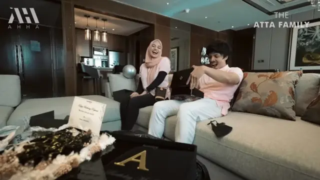 Ekspresi Atta Halilintar saat mendapat hadiah ulang tahun mewah dari Aurel. (Foto: YouTube/AH)