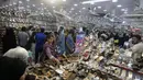 <p>Orang-orang mengunjungi pasar untuk membeli sepatu dan barang-barang lainnya untuk persiapan perayaan Idul Fitri mendatang, di Karachi, Pakistan, Jumat, 29 April 2022. Idul Fitri menandai berakhirnya bulan suci Ramadhan.</p>