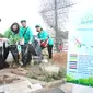 Direksi PT Asuransi Jiwa Manulife Indonesia memungut sejumlah sampah di zona Car Free Day di Jakarta.