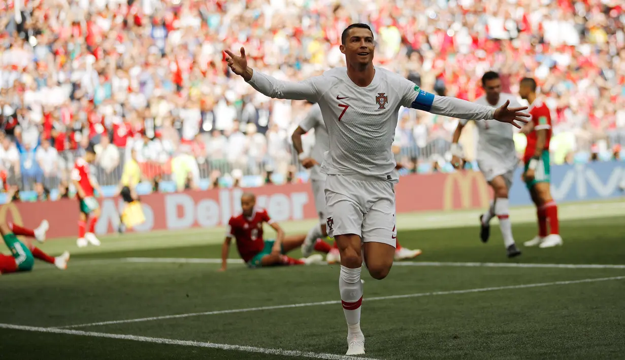 Penyerang Portugal, Cristiano Ronaldo berselebrasi usai mencetak gol ke gawang Maroko pada lanjutan grup B Piala Dunia 2018 di Stadion Luzhniki di Moskow, Rusia (20/6). Ronaldo telah mencetak 4 gol selama turnamen ini. (AP Photo / Francisco Seco)