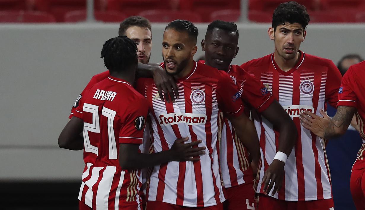 Striker Olympiakos, Youssef El-Arabi (ketiga dari kiri) melakukan selebrasi usai mencetak gol penyeimbang 1-1 ke gawang Arsenal dalam laga leg pertama babak 16 besar Liga Europa 2020/2021 di Georgios Karaiskakis Stadium, Kamis (11/3/2021). Olympiakos kalah 1-3 dari Arsenal. (AP/Thanassis Stavrakis)