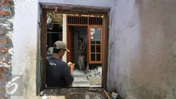 Warga Bukit Duri membongkar rumahnya sendiri setelah mendapatkan SP 2 dari Pemprov DKI Jakarta, Rabu (7/9). Sejumlah warga Bukit Duri pilih bongkar rumahnya sendiri usai dapatkan SP 2 penertiban. (Liputan6.com/Yoppy Renato)