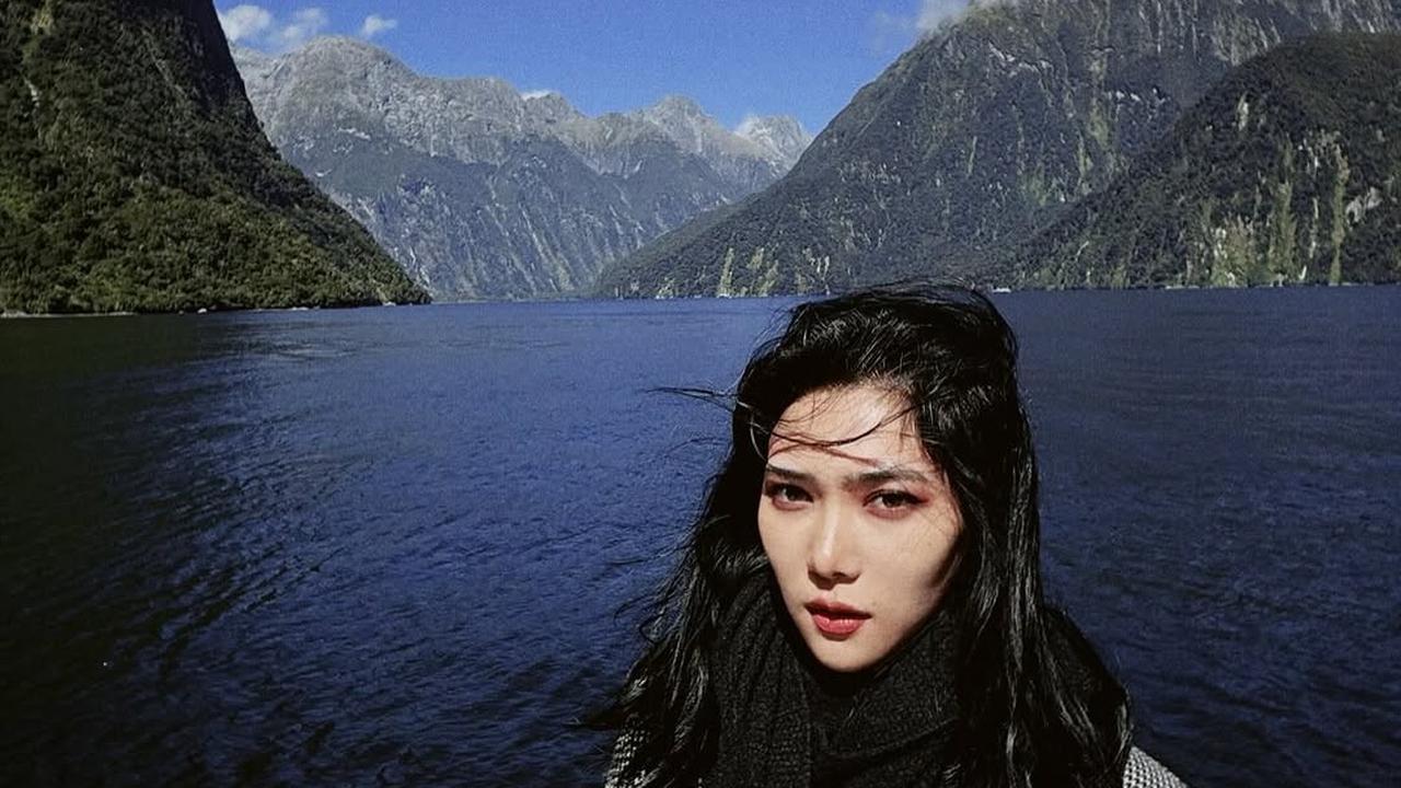 5 Potret Terbaru Isyana Sarasvati dengan Makeup Simple dan Natural, Dipuji Cantik Pancarkan Pesona Kecantikan Alaminya