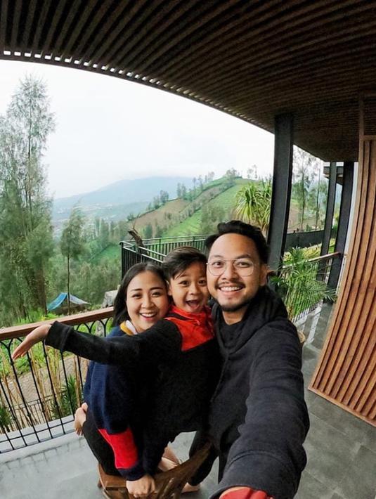 Sejak menikah dengan sang suami pada 18 November 2011, biduk rumah tangga penyanyi asal Surabaya ini pun jauh dari kabar miring. Bahkan, ia selalu tampil harmonis dengan Arlan di berbagai kesempatan. (Liputan6.com/IG/astridbasjar)