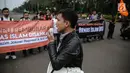Seorang peserta aksi dari Gerakan Mahasiswa Pembebasan (GMP) melakukan orasi saat berunjuk rasa di Silang Monas, Jakarta, Rabu (12/7). Dalam aksinya mereka menolak Perppu pembubaran Ormas Islam. (Liputan6.com/Faizal Fanani)