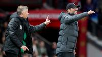 Pelatih Liverpool Jurgen Klopp (kanan) dan pelatih Manchester United Ole Gunnar Solskjaer (kiri) memberi isyarat kepada anak asuh mereka selama pertandingan Liga Inggris di Stadion Old Trafford, Manchester, Inggris, Minggu (20/10/2019). Pertandingan berakhir dengan skor 1-1. (AP Photo/Jon Super)