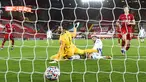Pemain Atalanta Josip Ilicic (kanan tengah) mencetak gol ke gawang Liverpool yang dijaga Alisson (kiri tengah) pada pertandingan Grup D Liga Champions di Anfield Stadium, Liverpool, Inggris, Rabu (25/11/2020). Atalanta mengalahkan Liverpool 2-0. (Laurence Griffiths/Pool via AP)
