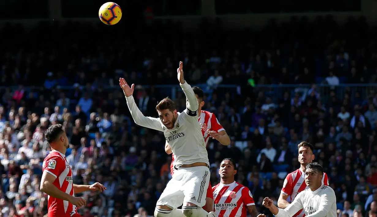 Pemain Real Madrid Sergio Ramos (tengah) memberi isyarat setelah menyundul bola saat melawan Girona dalam lanjutan La Liga di Stadion Santiago Bernabeu, Madrid, Spanyol, Minggu (17/2). Los Blancos kalah 1-2 dari Girona. (AP Photo/Andrea Comas)