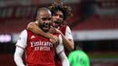 Striker Arsenal, Alexander Lacazette (kiri), melakukan selebrasi bersama Mohamed Elneny usai mencetak gol lewat eksekusi penalti dalam laga lanjutan Liga Inggris 2020/21 pekan ke-15 di Emirates Stadium, London, Sabtu (26/12/2020). Arsenal menang 3-1 atas Chelsea. (AFP/Julian Finney/Pool)