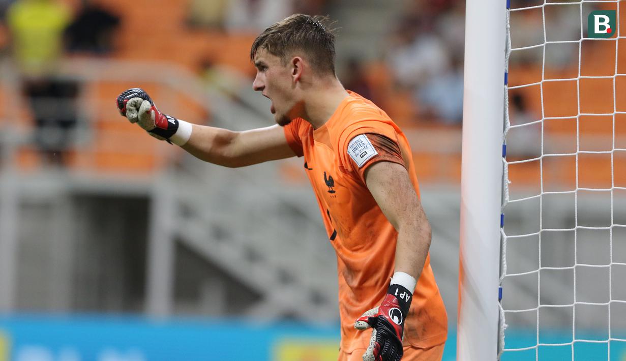 Kiper Timnas Prancis U-17, Paul Argney memberi instruksi kepada rekan-rekannya saat menghadapi Timnas Senegal U-17 pada laga babak 16 besar Piala Dunia U-17 di Jakarta International Stadium, Jakarta Utara, Rabu (22/22/2023) malam WIB. (Bola.com/Bagaskara Lazuardi)