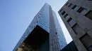 Aksi pemanjat asal Prancis Alain Robert, saat menaklukan Melia Barcelona Sky Hotel di Spanyol, Senin (12/6). Pria yang dijuluki Spiderman Prancis itu butuh waktu 20 menit untuk memanjat gedung setinggi 116 meter tanpa pengaman. (AP Photo/Manu Fernandez)