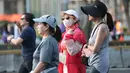 Sejumlah warga memakai masker saat berlari di kawasan Car Free Day (CFD) Jakarta di tengah sebaran abu vulkanik yang berdampak pada kualitas udara. (KLY/Budy Santoso)