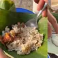 Kuliner Nasi Megono di Yogyakarta, makan sambil melihat pemandangan kereta. (Dok: TikTok @jogjamain)