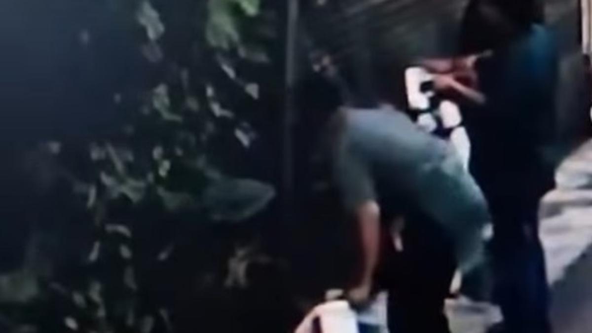 CCTV Rekam Aksi Pengamen Bakar Pagar Rumah Warga di Bekasi
