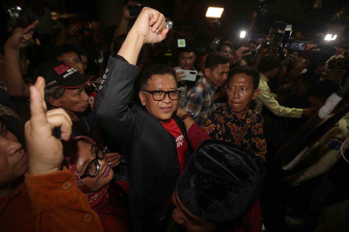 FOTO: Bebas Lewat Amnesti, Hasto Kristiyanto Resmi  Keluar dari Rutan KPK