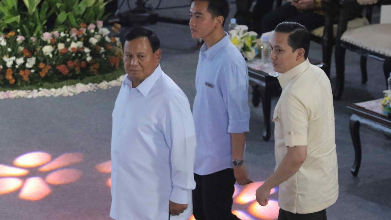 Komisi Pemberantasan Korupsi (KPK) menggelar dialog untuk capres-cawapres. Tiga paslon tersebut hadir memenuhi undangan KPK untuk beradu gagasan dengan tema Penguatan Antikorupsi Untuk Capres Cawapres (PAKU) Integritas.<br><br>