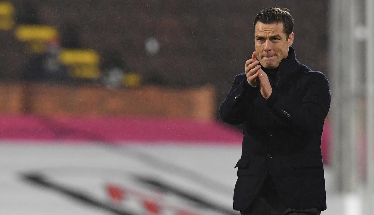 Manajer Fulham, Scott Parker, merayakan hasil imbang 1-1 melawan Liverpool usai laga lanjutan Liga Inggris 2020/21 pekan ke-12 di Craven Cottage, Minggu (13/12/2020). (AFP/Neil Hall/Pool)