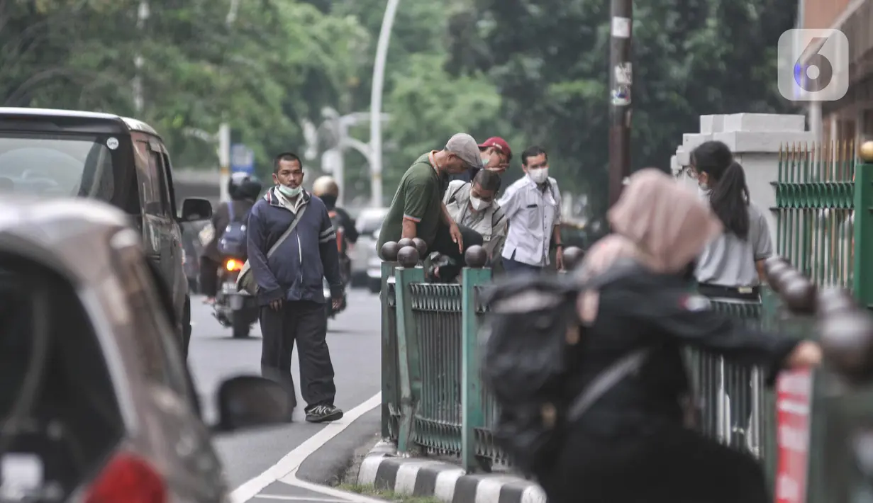 Jauhnya akses masuk ke Stasiun Cikini bagi pejalan kaki memaksa calon penumpang KRL nekat melompati pagar pembatas yang dapat membahayakan keselamatan. (merdeka.com/Iqbal S.Nugroho)