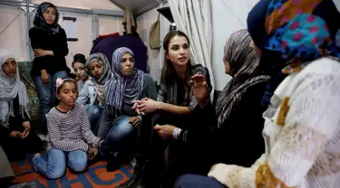 Ratu Rania dari Yordania (tengah), berbincang dengan pengungsi perempuan Suriah selama kunjungannya di kamp pengungsi Kara Tepe di pulau Yunani, Lesbos, Senin (25/4). (REUTERS/Alkis Konstantinidis)