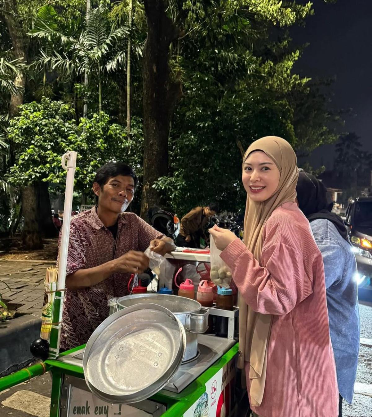 Ayana Moon Asyik Jajan Cilok untuk Buka Puasa, Momen Seru Sebelum Tarawih
