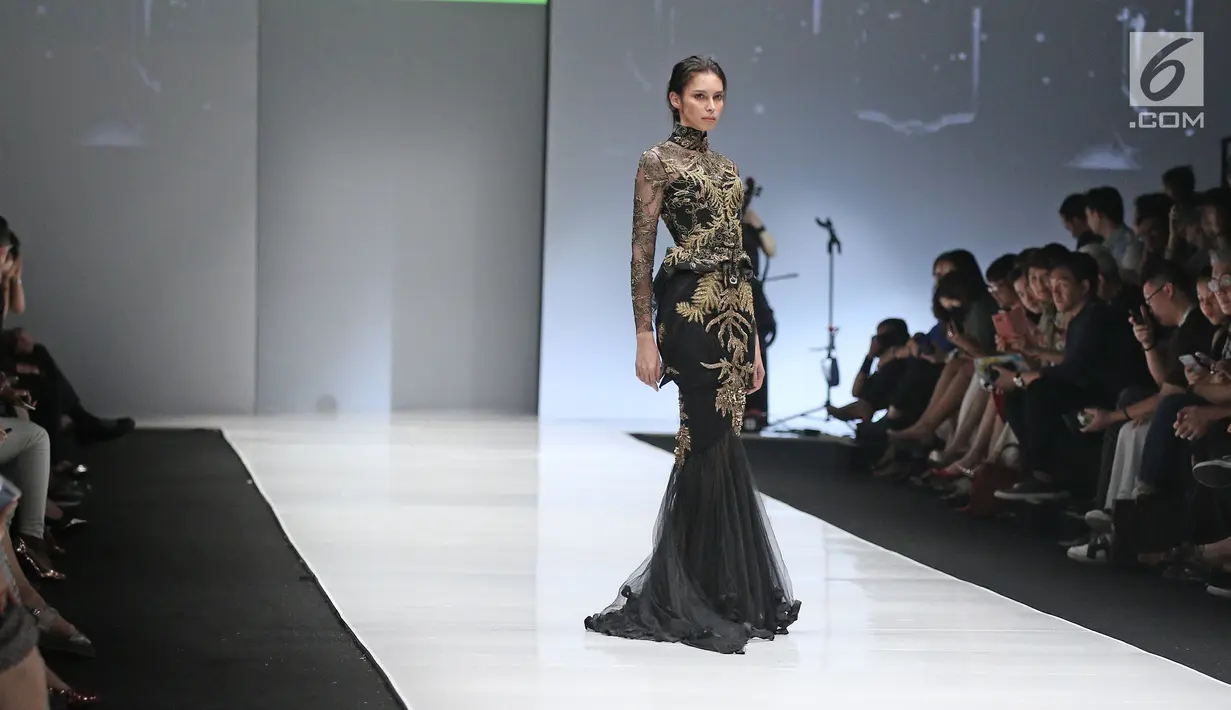 Model berjalan diatas catwalk membawakan rancangan Sapto Djojokartiko saat pembukaan Jakarta Fashion Week 2018 di Senayan City, Jakarta, Sabtu (21/10). JFW 2018 mengusung tema 'Bhinneka dan Berkarya'. (Liputan6.com/Herman Zakharia)