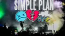 Kelompok musik pop-punk asal Kanada, Simple Plan beraksi di atas panggung Everblast Festival 2023 di Gambir Expo, Kemayoran, Jakarta Pusat, Sabtu (4/3/2023). Simple Plan membuka tur konser The Harder It Looks Tour Southeast Asia mereka dengan tampil di Everblast Festival 2023. (Liputan6.com/Herman Zakharia)