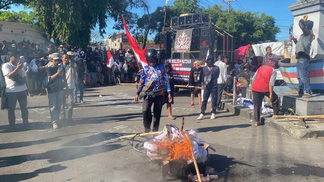 Demo Desak Bupati Pati Mundur dan Janji Polisi Tangkap Pelaku Kekerasan