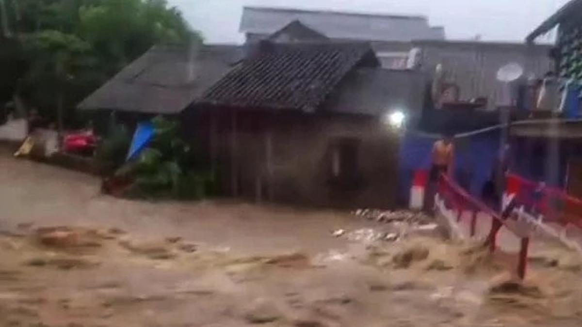 Dikepung Banjir 15 Titik, Ini Penyebab Luapan Sungai Cisadea dan Cibareno Sukabumi