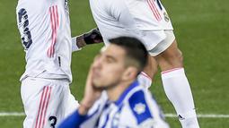 Gelandang Real Madrid, Casemiro berselebrasi usai mencetak gol ke gawang Deportivo Alaves pada pertandingan lanjutan La Liga Spanyol di stadion Mendizorroza di Vitoria, Minggu (24/1/2021). Berkat hasil ini Real Madrid berada di posisi kedua klasemen La Liga dengan raihan 40 poin. (AP Photo/ Alvaro B